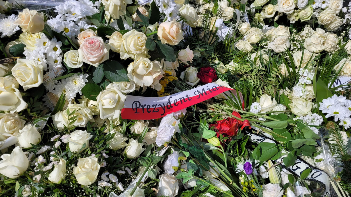 Grób 11-letniego Sebastiana zasypany białymi kwiatami. Mieszkańcy pamiętają o chłopcu