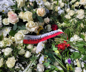 Grób 11-letniego Sebastiana zasypany białymi kwiatami. Mieszkańcy pamiętają o chłopcu