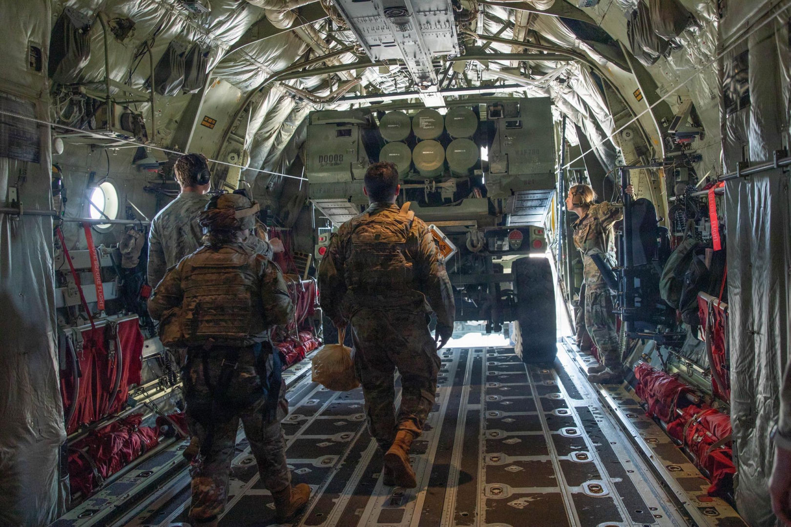 Pentagon planuje operacje lądowe w Iranie. Teheran grozi „podpaleniem” amerykańskich wojsk