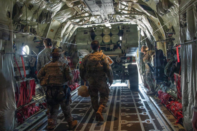 Pentagon planuje operacje lądowe w Iranie. Teheran grozi „podpaleniem” amerykańskich wojsk