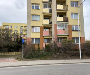 Suwałki. Wnuczek wyrzucił babcię z balkonu