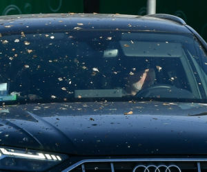 Robert Więckiewicz myje samochód