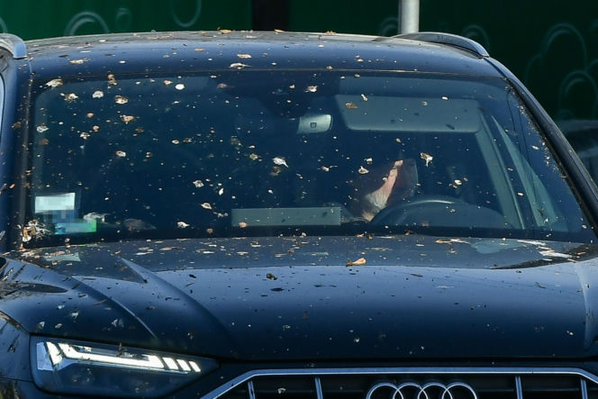 Robert Więckiewicz myje samochód