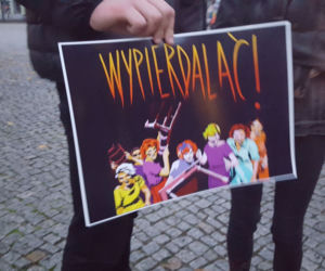 Znicze, wieszaki, transparenty. Protest Piekło kobiet w Lesznie