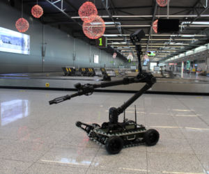 Na lotnisku w Katowicach-Pyrzowicach pojawił się nowy robot pirotechniczy. Ma napęd hybrydowy i kamery na podczerwień [ZDJĘCIA]