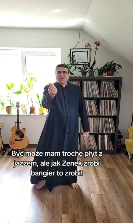 Ksiądz Krzysztof Kołtunowicz bez skarpetek wygłupia się przy kawałku Zenka Martyniuka