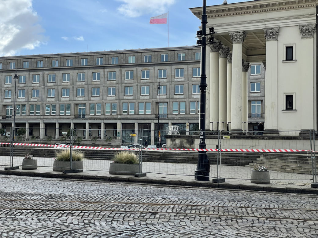PRZEBUDOWA PLACU TRZECH KRZYŻY. DROGOWCY ODKOPALI ZABYTKOWY BRUK I TORY TRAMWAJOWE