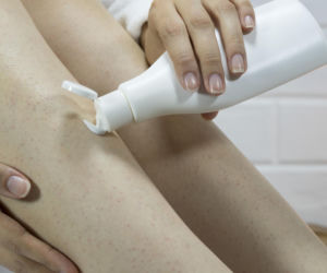 Czerwone kropki po goleniu? To może być „skóra truskawkowa”. Winny jest jeden nawyk