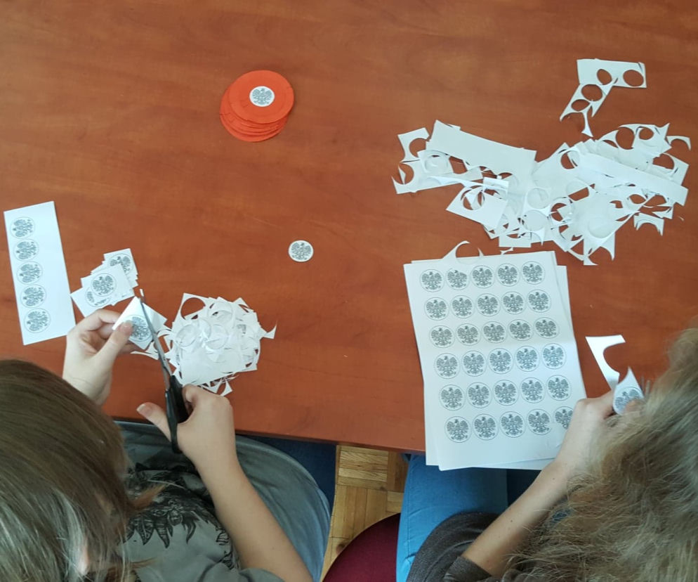 Uczniowie bydgoskiej budowlanki zakasali rękali i stworzyli niepodległościowe kotyliony! [ZDJĘCIA]