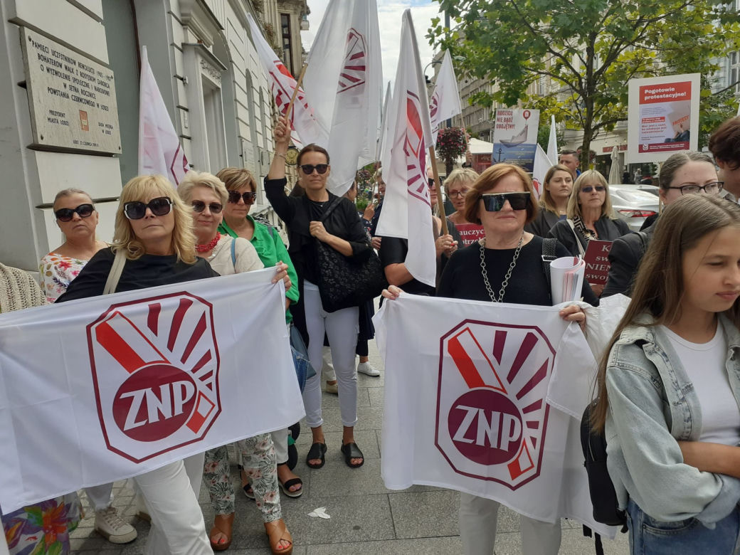  Przed Urzędem Wojewodzkim w Łodzi protestowali nauczyciele z ZNP!