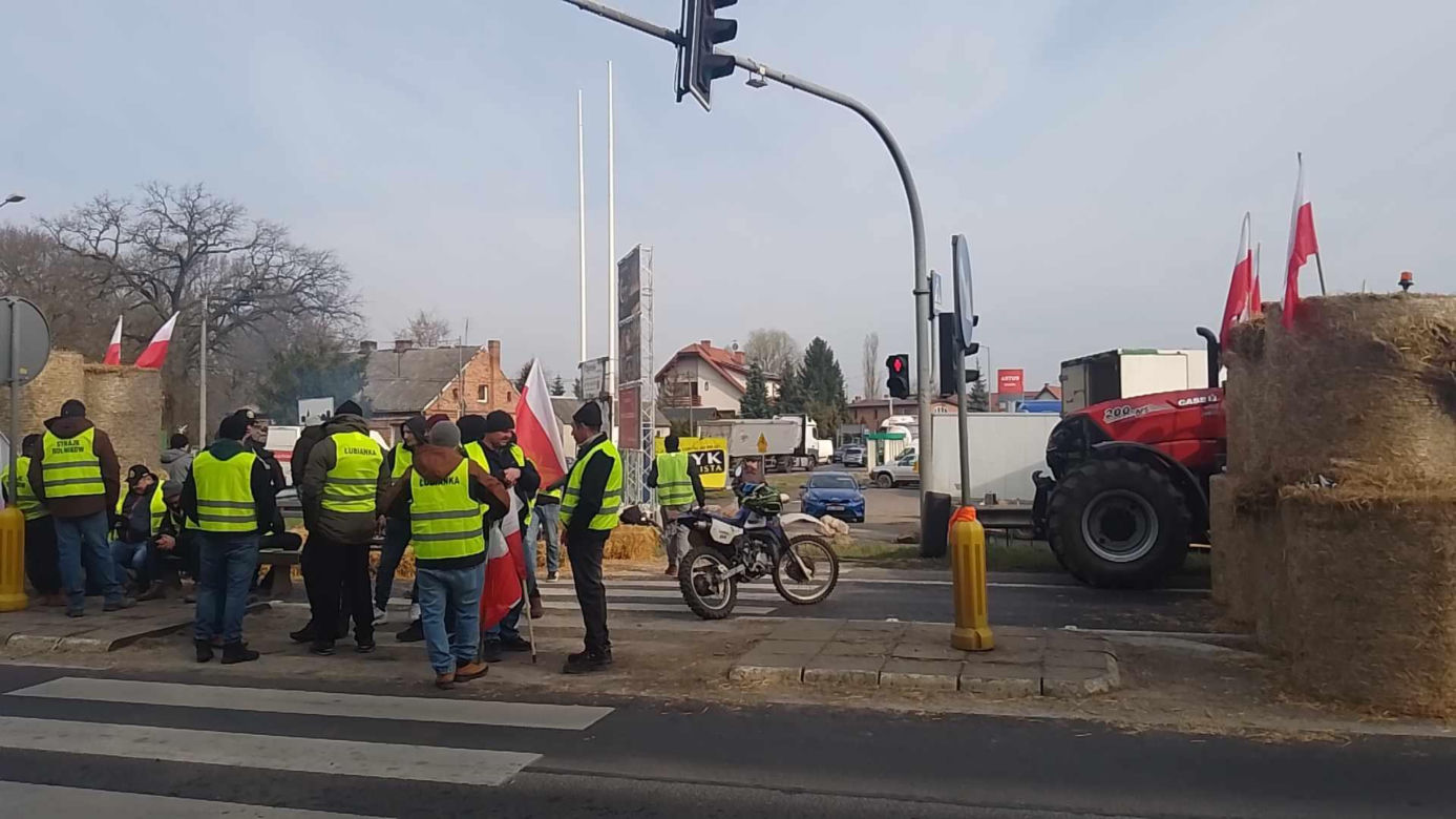 Totalna blokada DK 80 pod Bydgoszczą. Duże utrudnienia dla kierowców. Rolnicy ustawili barykadę, palą drewno, organizują pogrzeb [ZDJĘCIA]