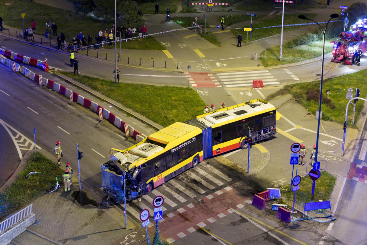 Autobus miejski wjechał w przejście podziemne przy Dworcu Zachodnim