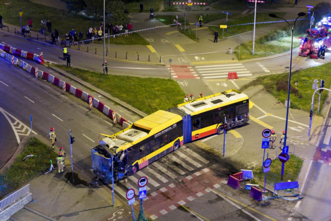 Autobus miejski wjechał w przejście podziemne przy Dworcu Zachodnim
