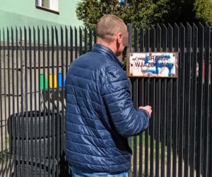 Haniebne malodwidło latami szpeciło bramę. Interwencja dziennikarza Super Expressu