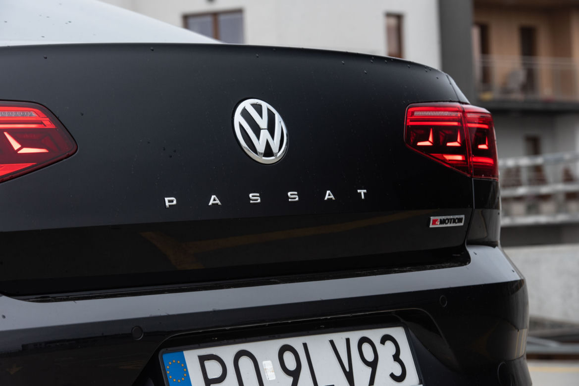Volkswagen Passat Elegance vs Skoda Superb Sportline