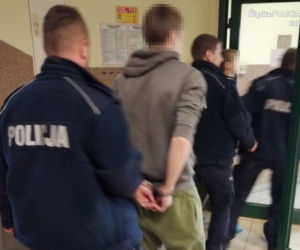 Dwóch młodych agresorów zaatakowało 52-latka. Powód? SZOKUJĄCY [ZDJĘCIA]