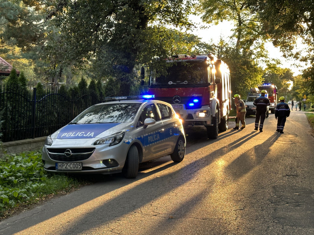 Potężny pożar w Trzcianach pod Legionowem. Całe poddasze w ogniu. Na miejsce przyjechało 9 zastępów straży pożarnej