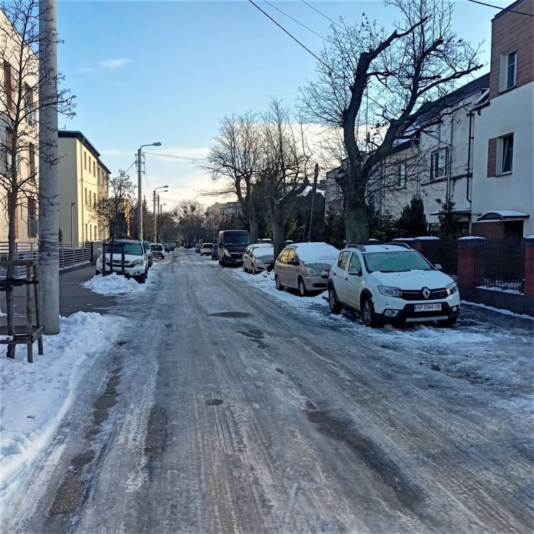 Bydgoskie chodniki jak lodowisko! Mieszkańcy są załamani. "Przecież na tym można się zabić!" [ZDJĘCIA]
