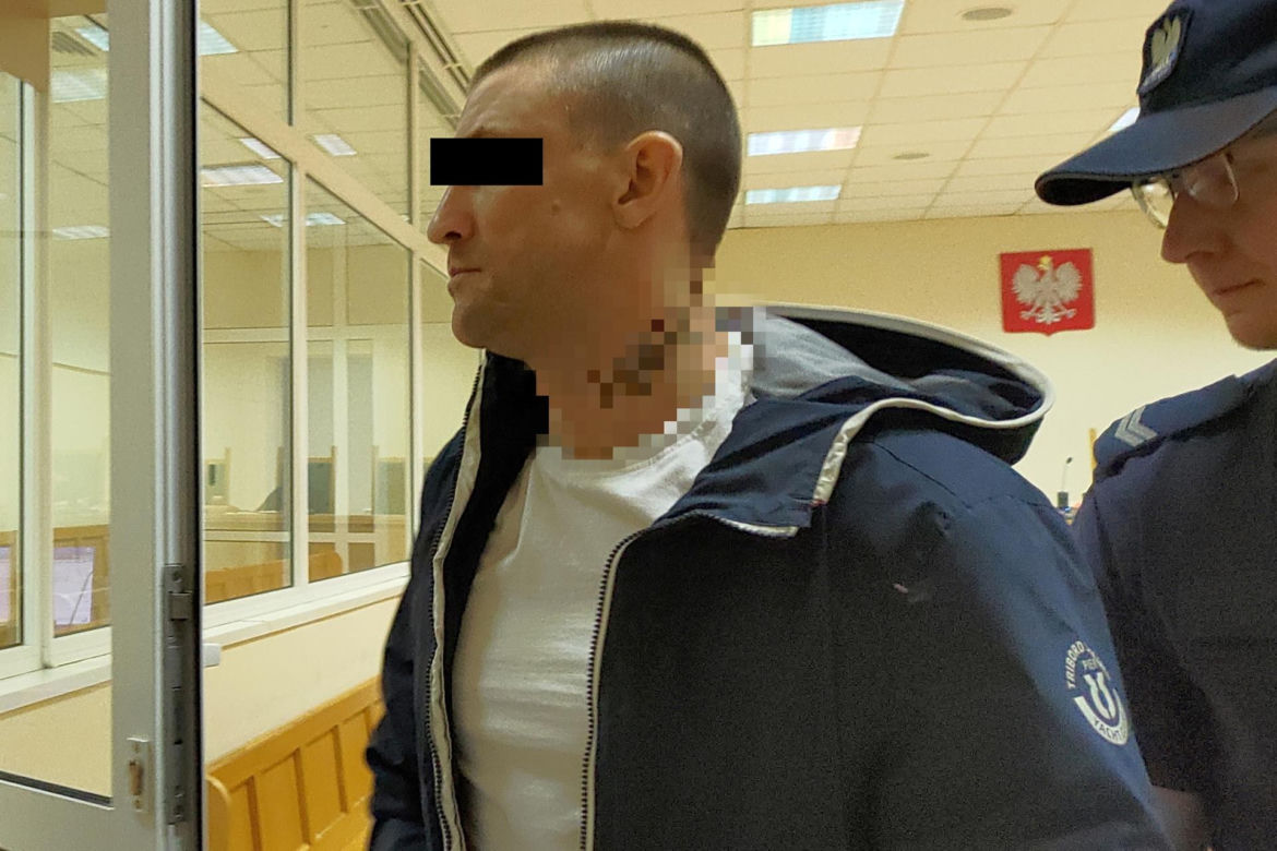Siedział na ławce obok dziewczyny. Tyle wystarczyło, by zaczęli go okładać młotkiem