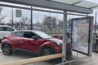 Zderzyła się z jaguarem. Wpadła na plac budowy i zaparkowała na przystanku! [ZDJĘCIA]
