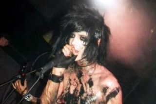 Andy Biersack wskazał na Alice Coopera i KISS. Wyjaśnił, dlaczego ich makijaż stał się jego zbroją