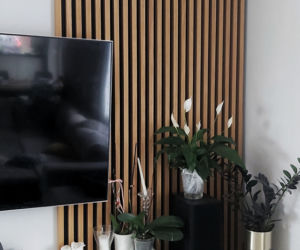Lamele drewniane na ścianie TV