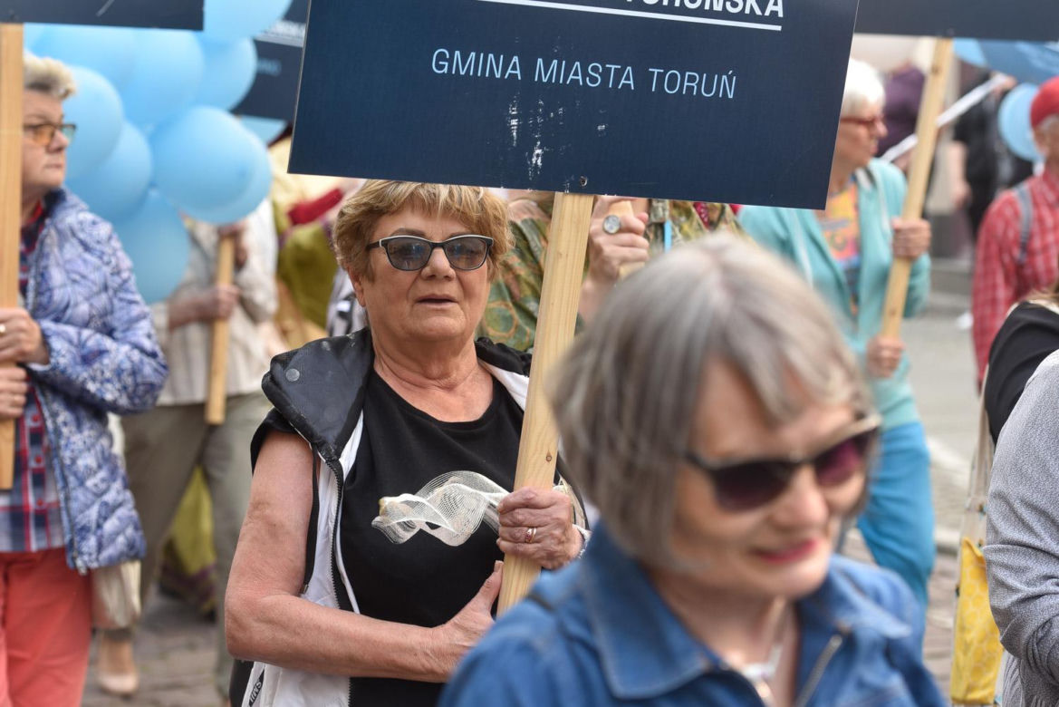 Kolorowa parada na otwarcie Dni Torunia. Przeszła przez serce toruńskiej starówki