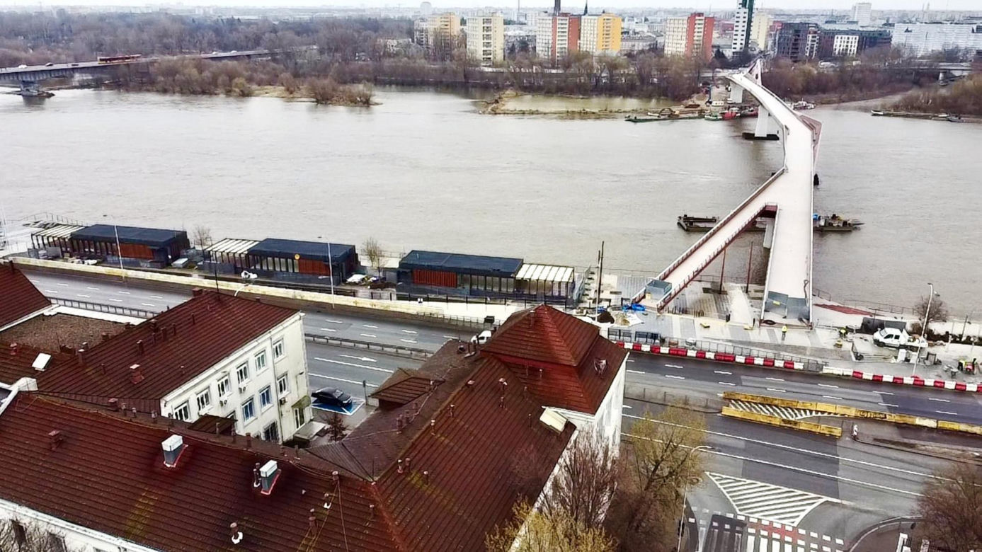 Niedoróbki na kładce pieszo-rowerowej w Warszawie