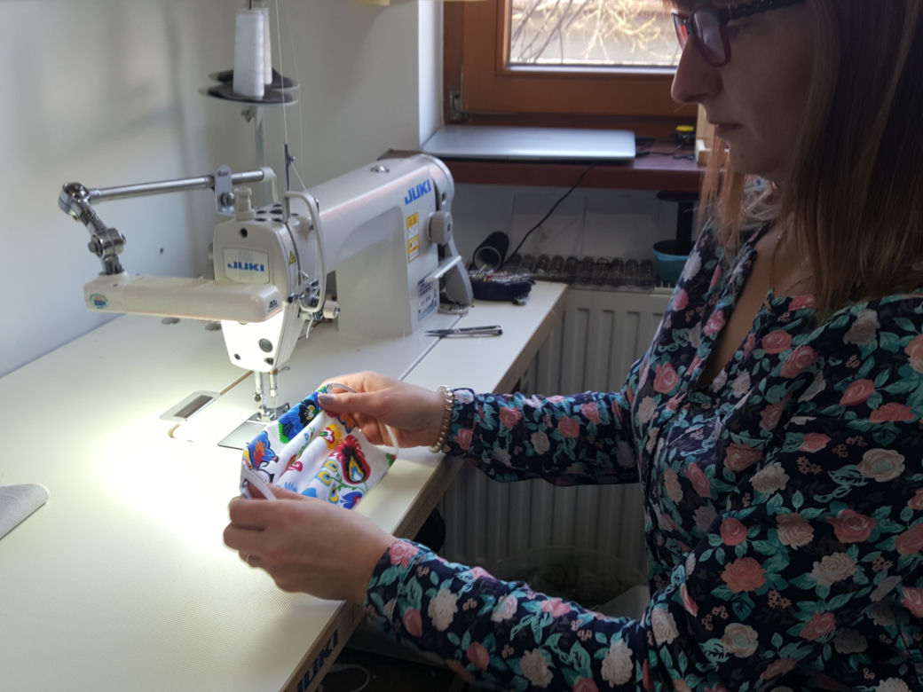 Szyją bo lubią, teraz chcą pomóc. Kolejne setki bawełnianych maseczek na pokładzie żywieckiego szpitala