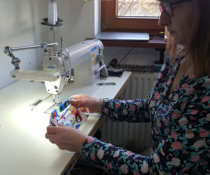 Szyją bo lubią, teraz chcą pomóc. Kolejne setki bawełnianych maseczek na pokładzie żywieckiego szpitala
