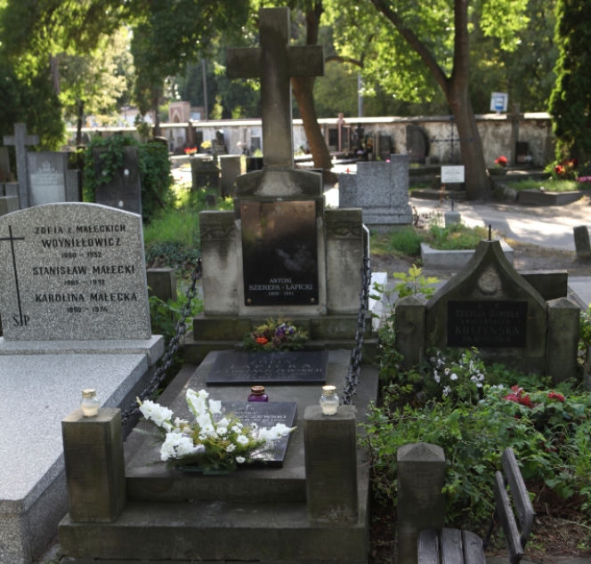 Pogrzeb Andrzeja Łapickiego 27.07.2012. GRÓB na Starych Powązkach, w którym spocznie URNA z prochami Łapickiego