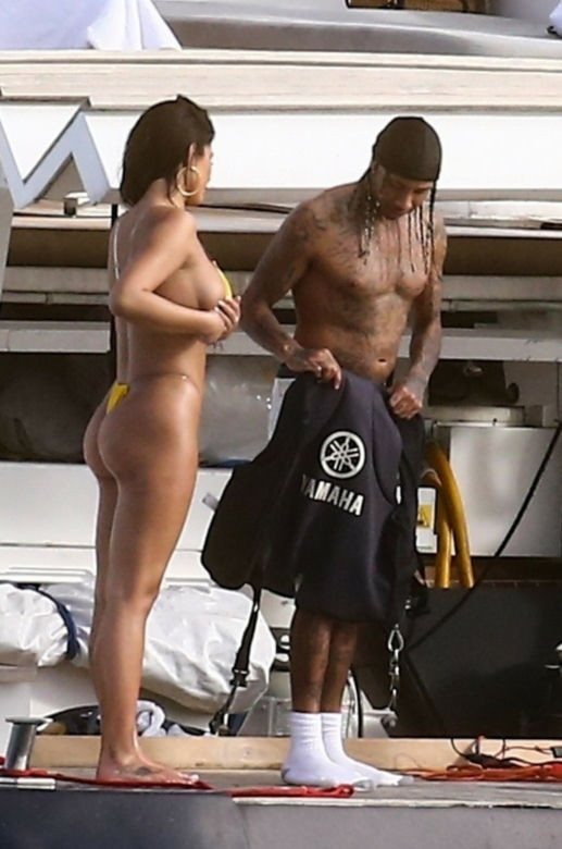 Tyga z dziewczyną na jachcie