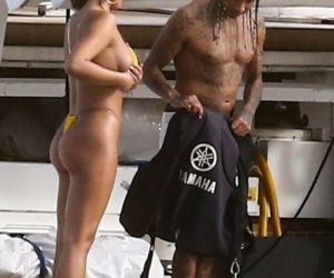 Tyga z dziewczyną na jachcie