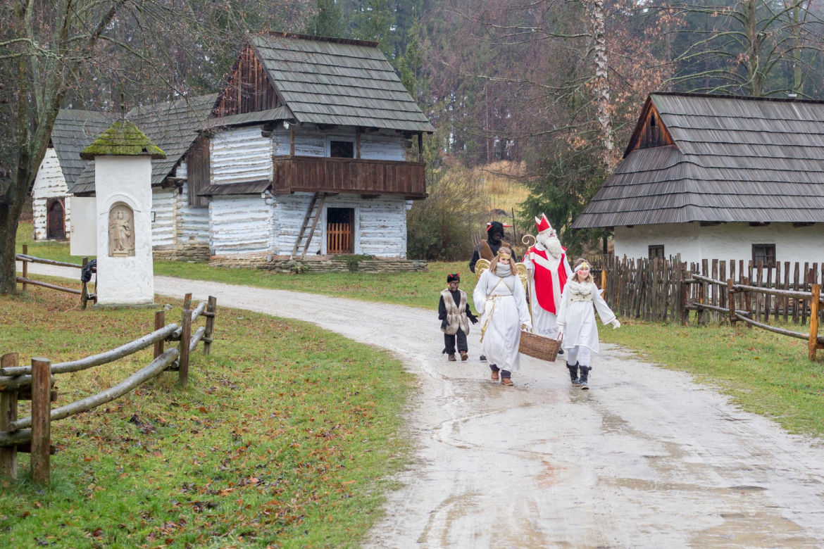 Mikołajki. Skąd się wzięła tradycja obdarowywania prezentami ?