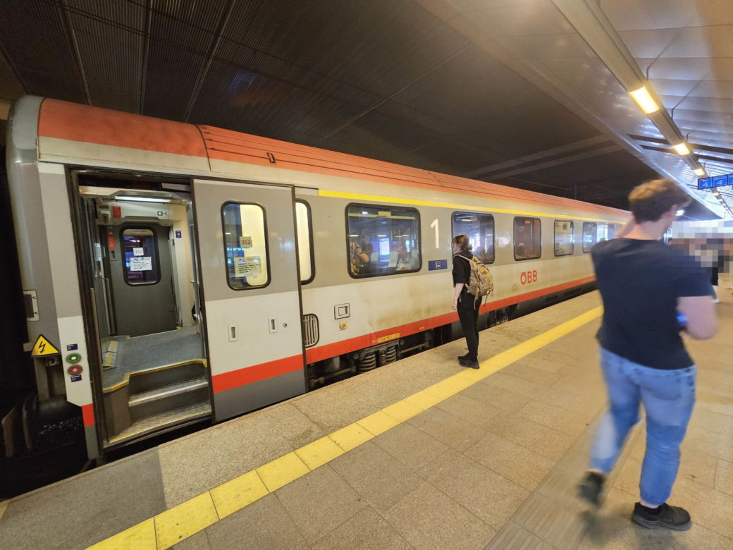 Miał być pociąg panoramiczny, przyjechał zwykły [GALERIA]