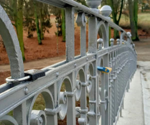 Wbrew zakazom, kłódki miłości pojawiają się na mostku nad Rusałką