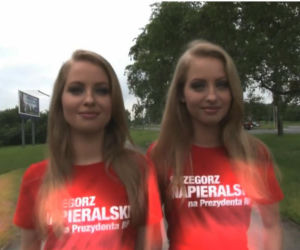 Piękne bliźniaczki zaśpiewały 100 lat Kaczyńskiemu. Później rozebrały się dla panów