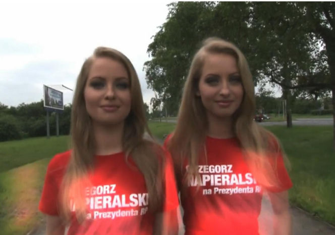 Piękne bliźniaczki zaśpiewały "100 lat" Kaczyńskiemu. Później rozebrały się dla panów