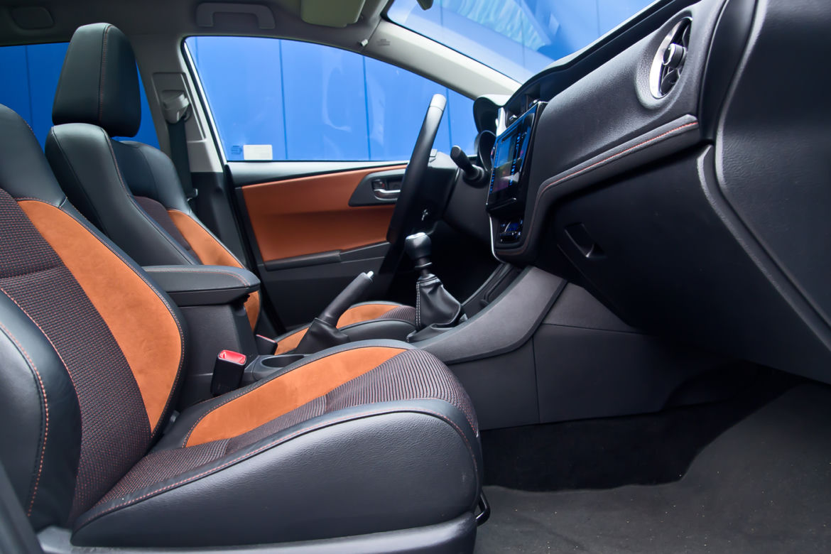 Toyota Auris Touring Sports lifting 2015
