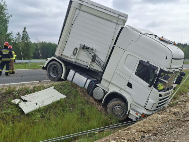 Ciężarówka blokuje obwodnicę Wąchocka