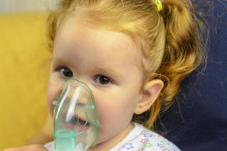 Króluje choroba z „Ani z Zielonego Wzgórza”. Na które objawy rodzice powinni zwrócić uwagę?