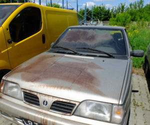 Niszczyli samochody dla zabawy, bo się nudzili. Kto? Trzech...11-latków z Dęblina