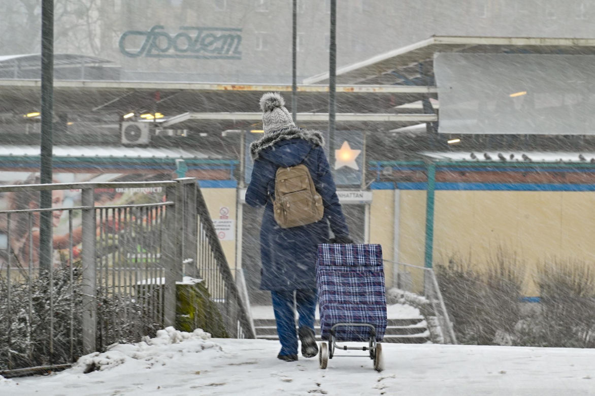 Zerwane linie energetyczne, wypadki na drogach. Atak zimy dał się we znaki