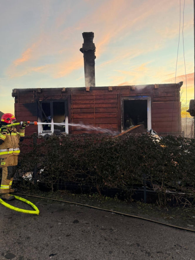 Pożar domu w Wielkiej Wsi. Jedna osoba poszkodowana, gmina organizuje pomoc przed świetami