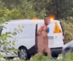 Nagi mężczyzna z maczetą biegał po ulicy! Policjanci użyli paralizatora