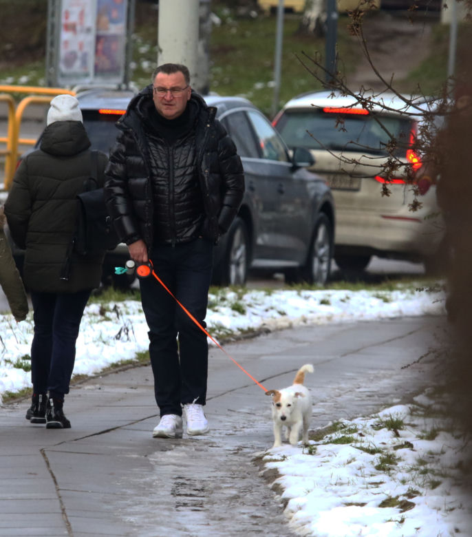 Czesław Michniewicza przegląda szalenie drogie auta. Został przyłapany w wielkiej furze, ale zakupy musi taszczyć