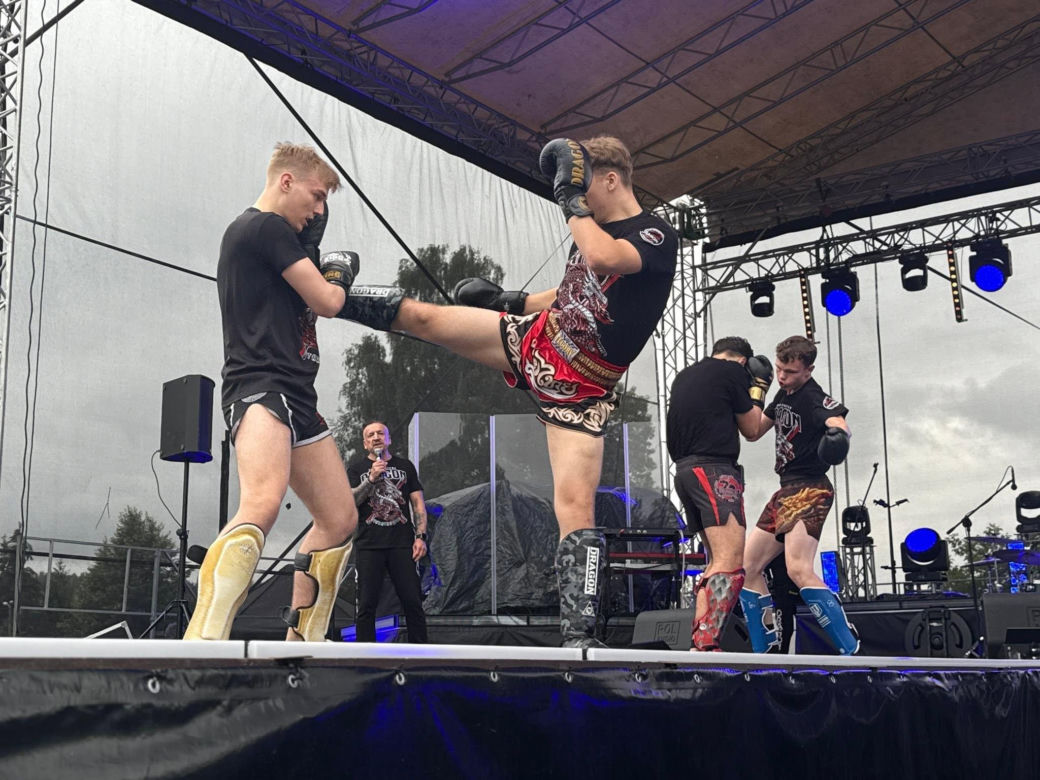 Tłumy na Festiwalu Pod Zaporą w Brodach! Oskar Cyms i „Złoty Gumiak” skradli serca publiczności