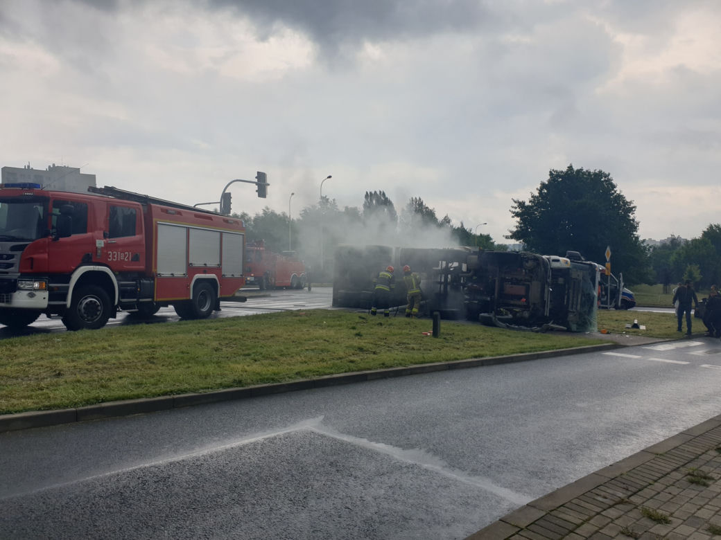 Bielsko-Biała: Straszny wypadek teraz! Ludzie zakleszczeni w aucie. "Bez oznak życia"