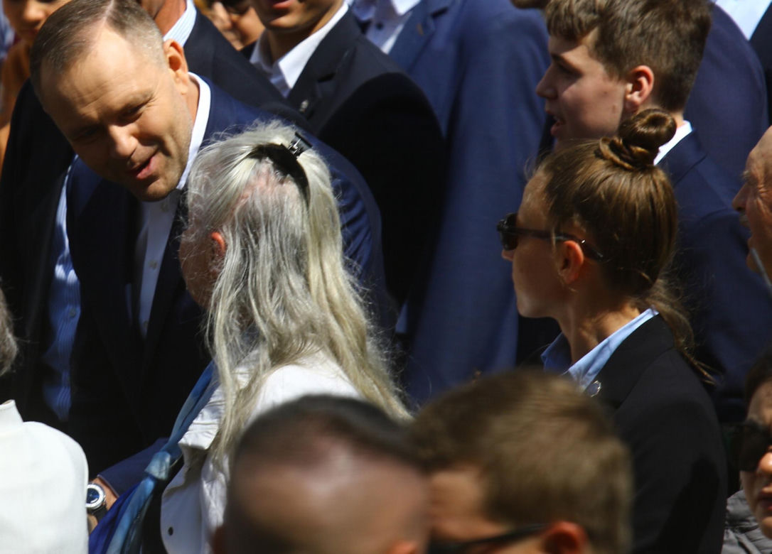 Nawrocki na procesji z rodziną