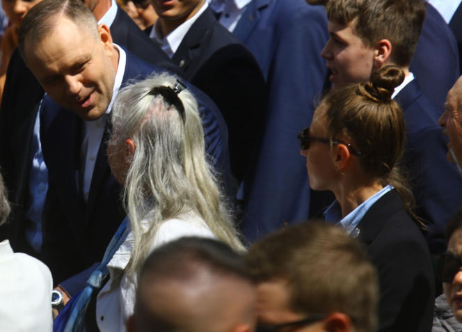 Nawrocki na procesji z rodziną